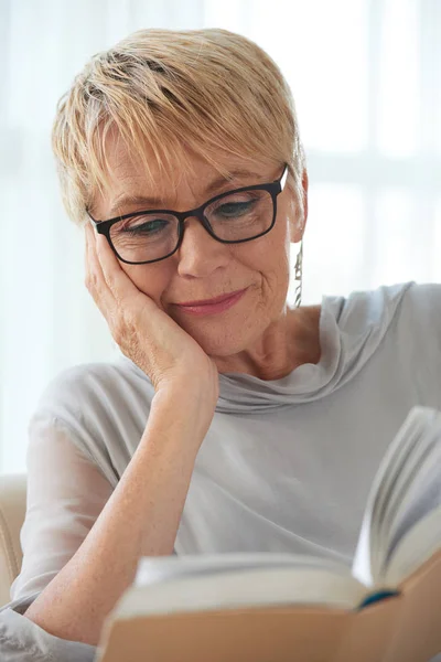 Mature Beautiful Woman Wearing Glasses Keen Reading Interesting Book Home — Stock Photo, Image