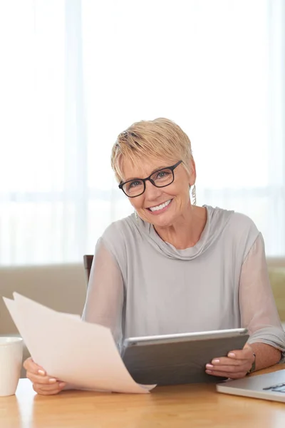 Porträt Einer Schönen Reifen Frau Die Mit Papieren Und Tablet — Stockfoto