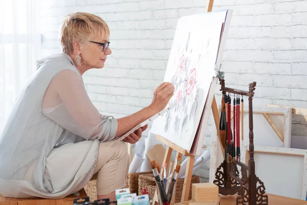 Mujer Madura Sentada Estudio Arte Frente Caballete Pintando Cuadro Con — Foto de Stock