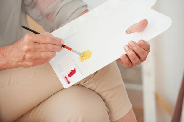 Primer Plano Mujer Mayor Sentada Con Tablero Pintura Haciendo Color —  Fotos de Stock