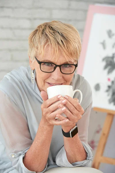 Retrato Bela Mulher Idosa Cabelos Curtos Usando Óculos Olhando Para — Fotografia de Stock