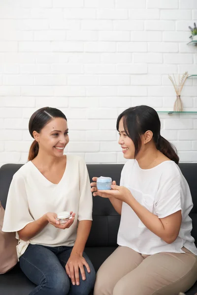 Teman Wanita Ceria Berbicara Tentang Rutinitas Perawatan Kulit Sehari Hari — Stok Foto