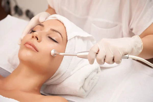 Cosmetologist Using Microdermabrasion Machine Peeling View — Stock Photo, Image