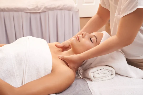 Hermosa Joven Disfrutando Relajante Procedimiento Masaje Salón Spa — Foto de Stock