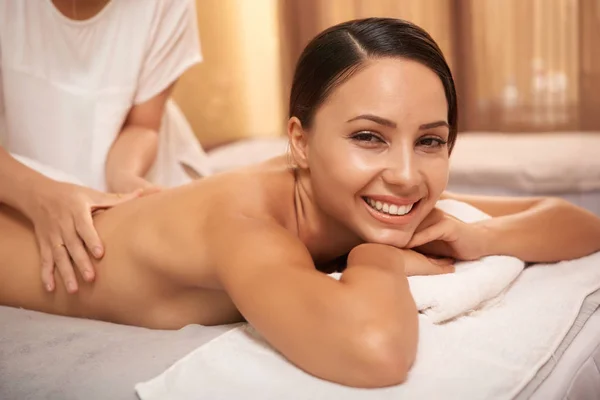 Prachtige Jonge Vrouw Genieten Van Massage Schoonheidssalon — Stockfoto