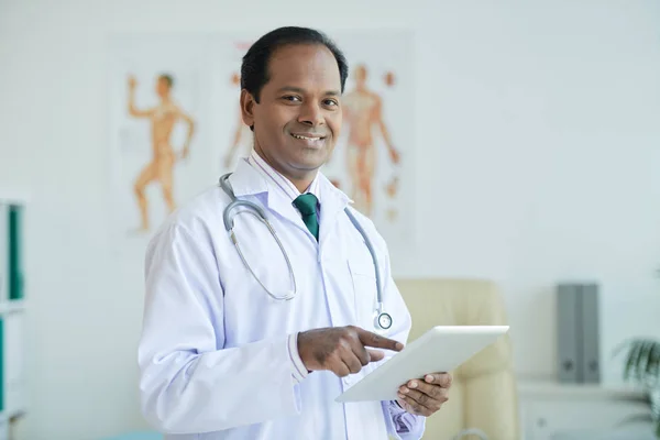 Retrato Generalista Indiano Sorridente Com Computador Tablet Seu Escritório — Fotografia de Stock