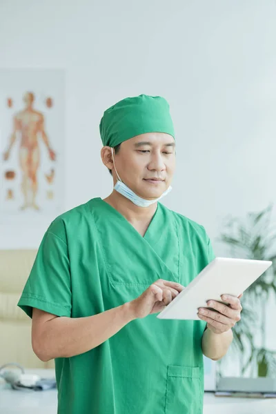 Βιετναμέζος Ιατρικός Εργαζόμενος Πράσινη Ομοιόμορφη Χρήση Ψηφιακού Δισκίου — Φωτογραφία Αρχείου