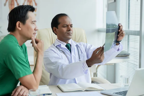 Médicos Discutiendo Radiografía Paciente Con Fractura Compuesta — Foto de Stock