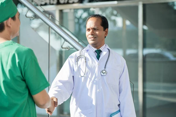 Indyjski Szef Lekarz Potrząsając Ręką Nowego Chirurga — Zdjęcie stockowe