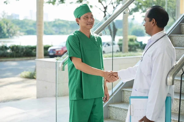 Cirurgião Apertando Mão Médico Chefe Clínica — Fotografia de Stock