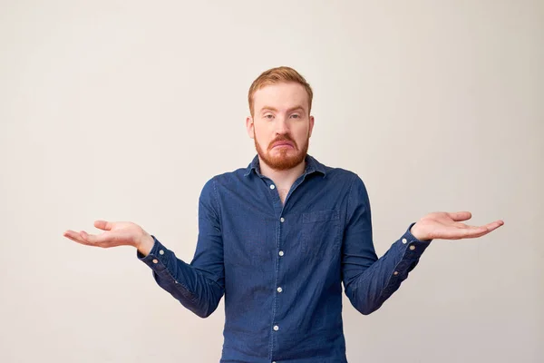 Portrait Jeune Homme Roux Veste Jeans Debout Sur Fond Blanc — Photo