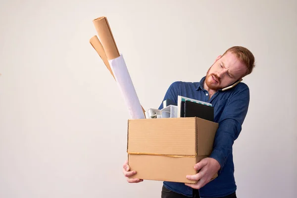 Jovem Homem Ruivo Falando Telefone Celular Segurando Grande Caixa Papelão — Fotografia de Stock