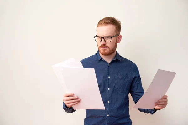 Portrait Jeune Employé Bureau Vêtements Décontractés Portant Des Lunettes Concentrant — Photo