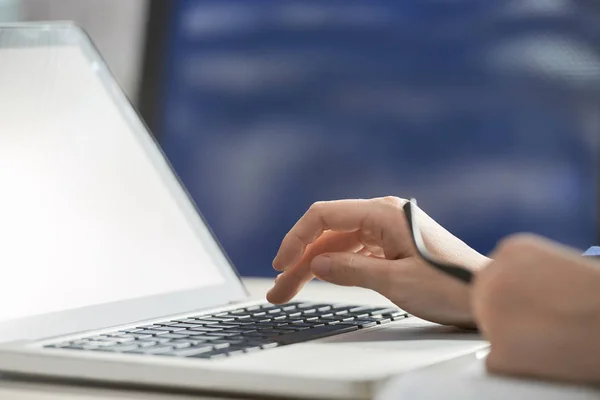 Hand Van Vrouwelijke Business Executive Werken Aan Laptop Selectieve Focus — Stockfoto