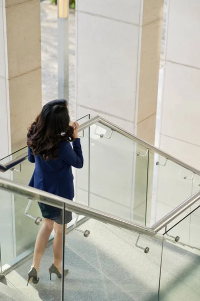 Vista Posteriore Della Donna Affari Che Chiama Telefono Quando Trova — Foto Stock