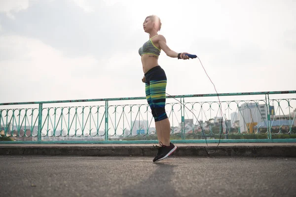 Slim Νεαρή Ασίας Γυναίκα Άσκηση Σχοινί Που Κοπανάει — Φωτογραφία Αρχείου