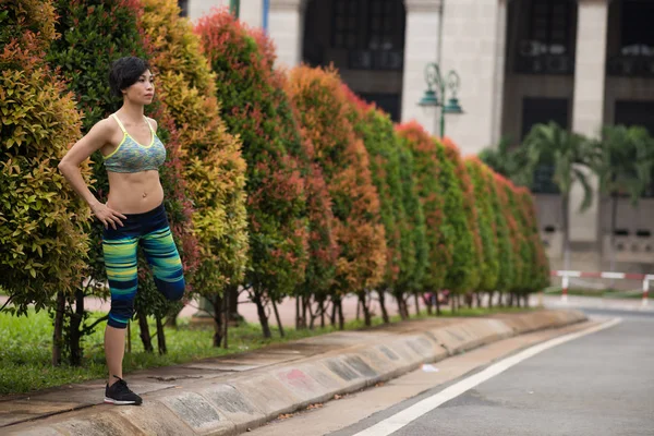 Apto Mulher Vietnamita Esticando Pernas Depois Correr Rua — Fotografia de Stock