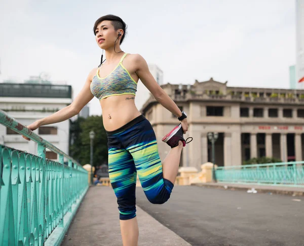 Mladá Asijská Žena Poslech Hudby Při Cvičení Venku — Stock fotografie