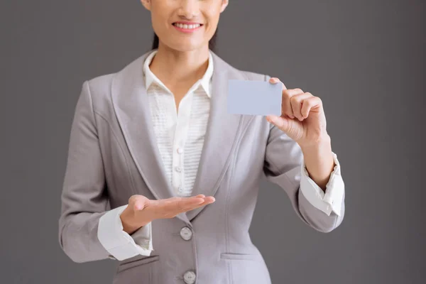Representante Feminino Positivo Empresa Mostrando Cartão Visita Cinza Vazio — Fotografia de Stock