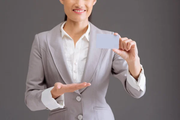 Representante Positiva Empresa Que Muestra Tarjeta Visita Gris Vacía —  Fotos de Stock