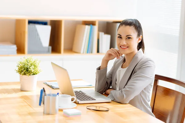 Retrato Una Joven Empresaria Bastante Sonriente Trabajando Escritorio Oficina —  Fotos de Stock