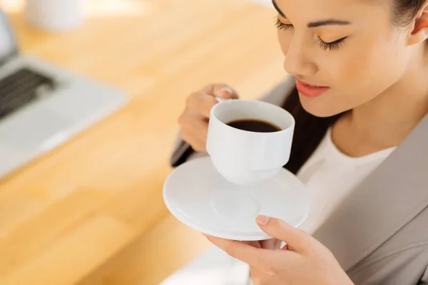 Affärskvinna Njuter Kopp Svart Gott Kaffe Jobbet — Stockfoto