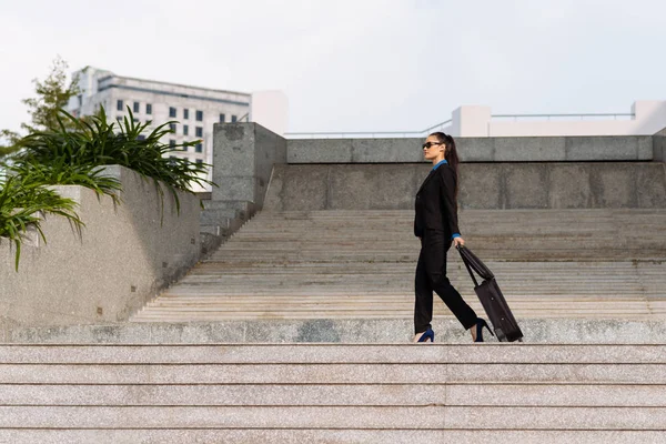 Mooie Zakenvrouw Staande Trappen Met Grote Koffer Aktetas — Stockfoto