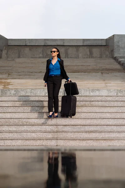 Zelfverzekerde Business Lady Zonnebril Met Grote Koffer Lopen Langs Trap — Stockfoto