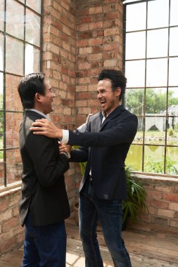 Neşeli işadamı başlangıç lansmanı ile meslektaşı tebrik