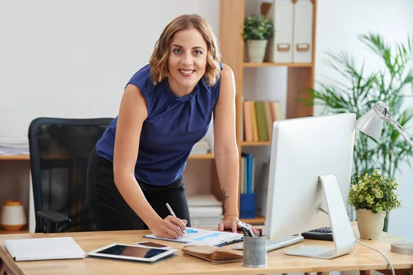 Sorrindo Muito Empresária Assinando Relatório Financeiro — Fotografia de Stock