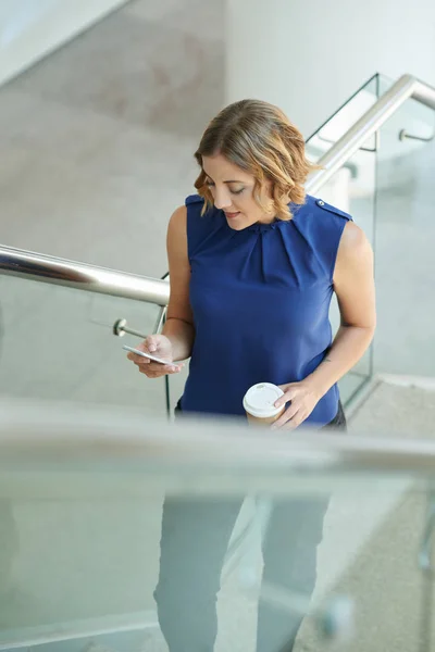 Empresária Com Xícara Café Verificando Seu Telefone Enquanto Subia Escadas — Fotografia de Stock