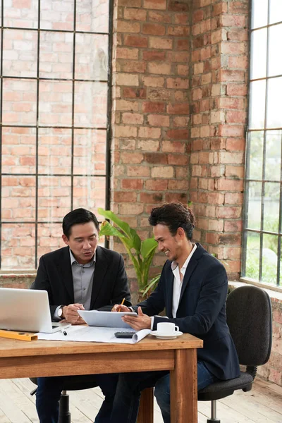 Glada Asiatiska Företagsledare Diskuterar Arbete Och Planering Företagsutveckling — Stockfoto