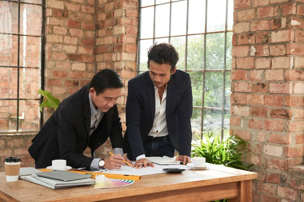 Empresários Fazendo Correções Plano Construção Reunião — Fotografia de Stock
