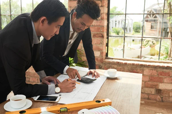 Vietnamese Zakenmensen Bespreken Bouwproject Tijdens Vergadering — Stockfoto