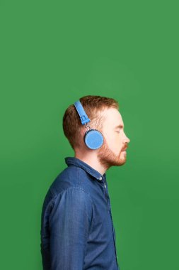 Kafkas genç kızıl saçlı adam müzik dinlerken gözleri kapatıyor