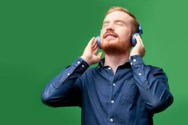 Mutlu adam bile onun kulaklık büyük müzik tadını çıkarırken gözlerini kapatarak