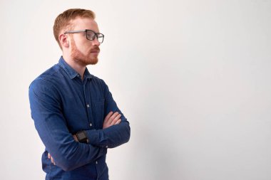 Kolları katlanmış duran gözlüklü kendine güvenen sakallı adam 