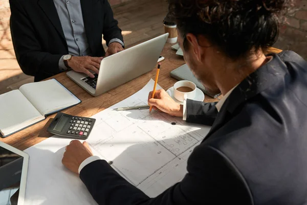 Ingeniero Verificando Plan Construcción Del Edificio Oficinas Mesa — Foto de Stock