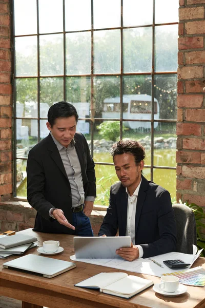 Hombres Discutiendo Información Pantalla Computadora Mesa —  Fotos de Stock