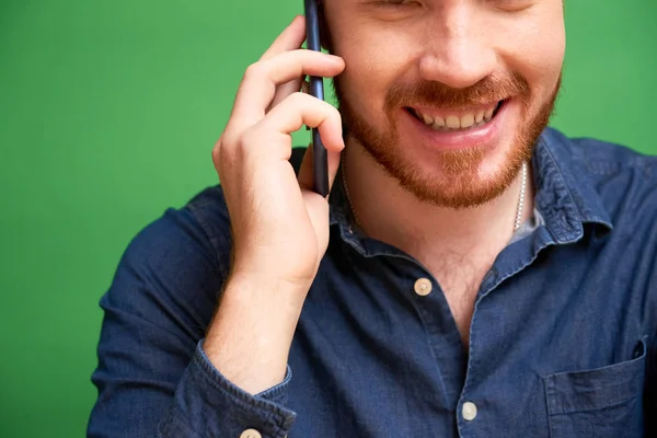 Imagen Recortada Del Joven Sonriente Positivo Hablando Por Teléfono — Foto de Stock