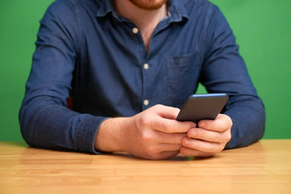 Gutaussehender Mann Schickt Sms Freund Oder Kollegen — Stockfoto