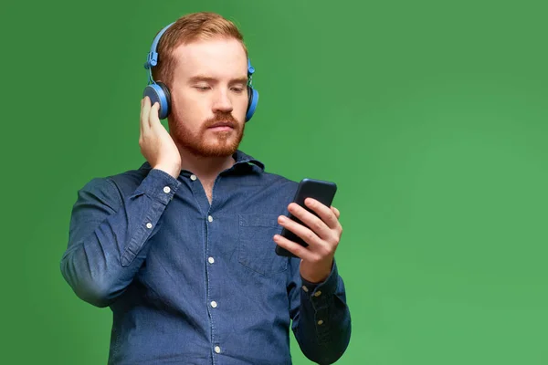 Giovanotto Che Usa Cuffie Wireless Quando Ascolta Musica Tramite Applicazione — Foto Stock