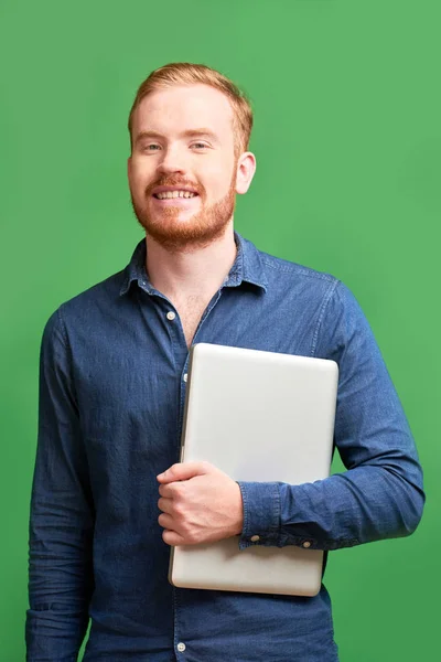 Portrét Hezkého Mladého Softwarového Technika Který Notebookem Ruce Směje Dívá — Stock fotografie