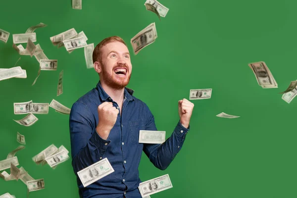 兴奋的情绪红头发的人站在美元钞票的雨下 — 图库照片