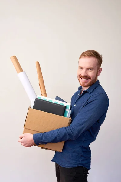 Portret Szczęśliwego Młodego Mężczyzny Przynosząc Pudełko Rzeczy Nowego Biura — Zdjęcie stockowe