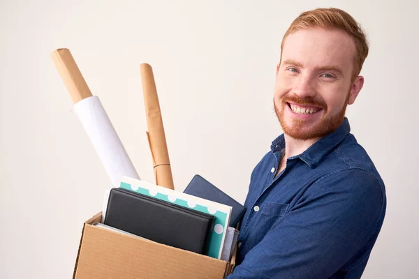 Retrato Alegre Nova Empresa Trabalhador Segurando Caixa Pertencimento Pessoal — Fotografia de Stock