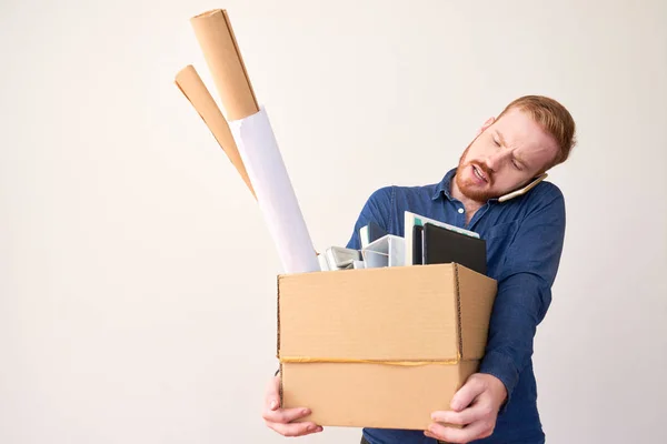 Joven Empleado Barbudo Con Caja Pertenencias Haciendo Llamada Telefónica —  Fotos de Stock