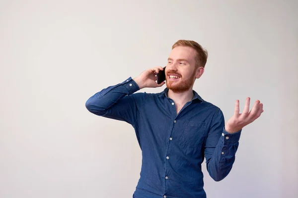 Jeune Homme Caucasien Gestuelle Lorsque Vous Parlez Téléphone — Photo