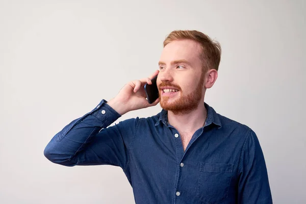 電話で呼び出す赤い髪のハンサムな若いひげの男 — ストック写真