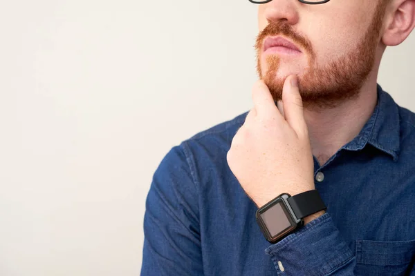Περικομμένη Εικόνα Του Σκεπτμένης Μουσάτος Άνθρωπος Έξυπνο Ρολόι Στον Καρπό — Φωτογραφία Αρχείου